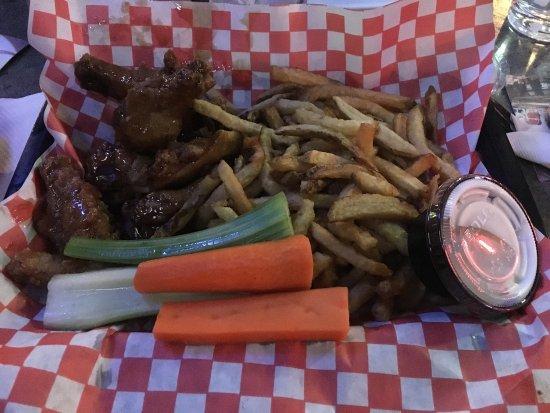 Hoops Sports Bar & Grill